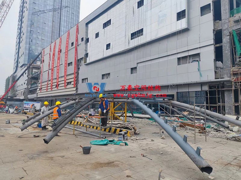 明宇廣場6號地塊商業（萬達廣場）改造項目鋼膜結構ETFE蓋頂天幕工程進入鋼結構吊裝階段